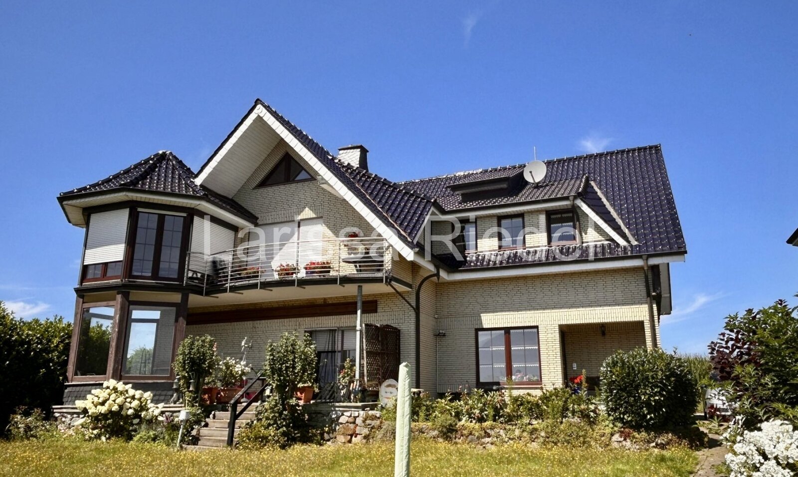Preis auf Anfrage !Charmantes Zweifamilienhaus mit großzügigem Grundstück in idyllischer Lage von Georgsmarienhütte-Holsten-Mündrup. 